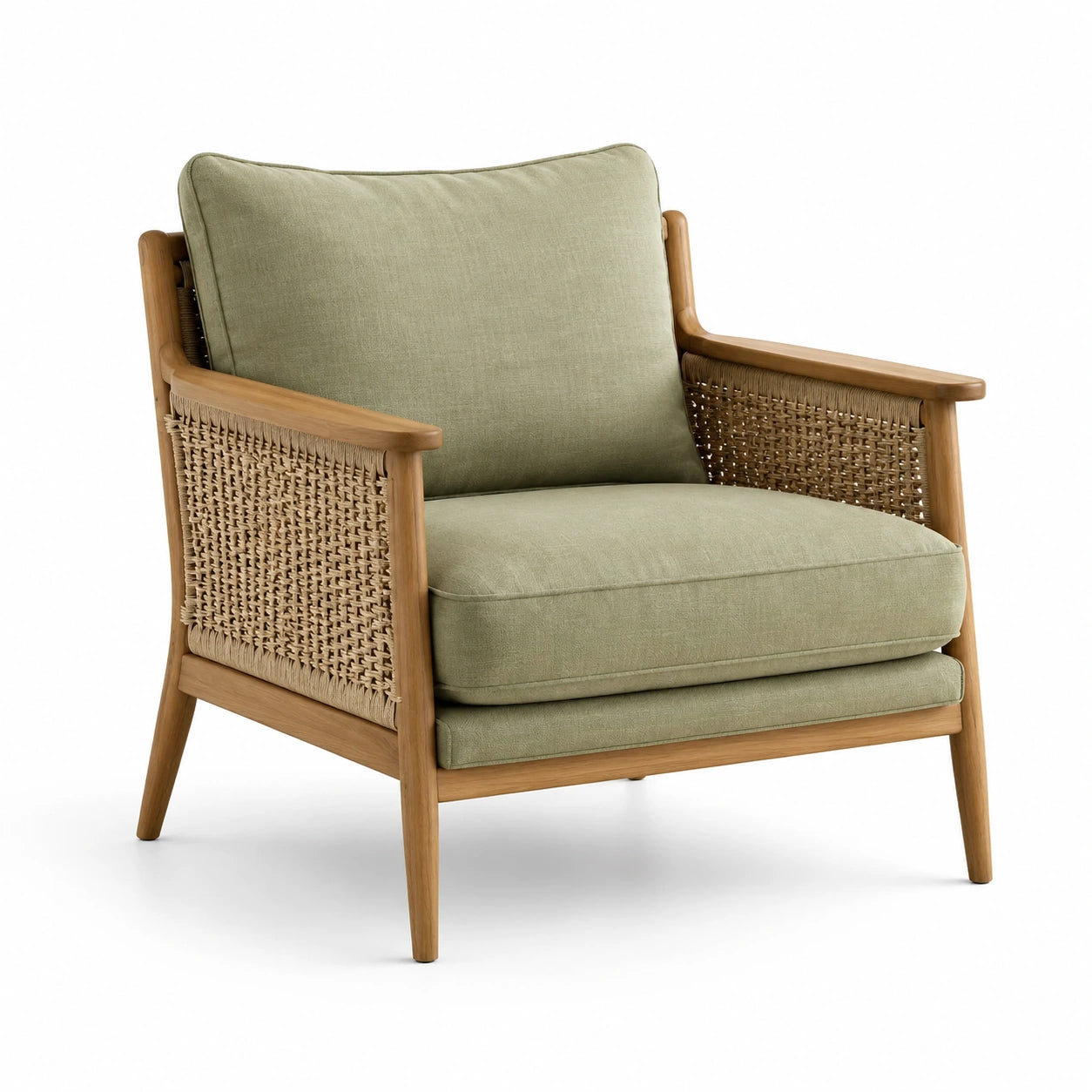 Sillón de madera con cojines de lino y respaldo de ratán