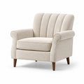 Sillón de tela beige con patas de madera maciza