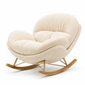 Mecedora de tela bouclé beige con patas de madera y estructura de metal dorado