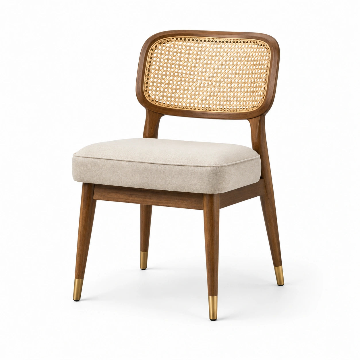 Silla de madera con respaldo de ratán y cojín beige